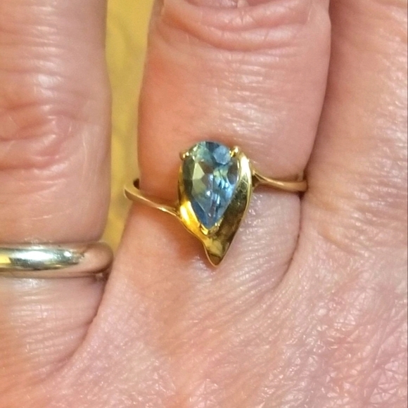 Vintage Jewelry - VTG SOLID 10KT Gold 1.04ct Blue Topaz Ring
